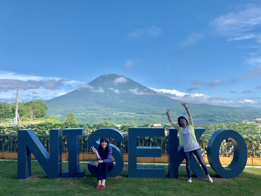 Niseko Sign Yuko And Sofie